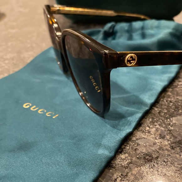 Tortoise Shell Women’s Gucci Sunglasses - Picture 3 of 4